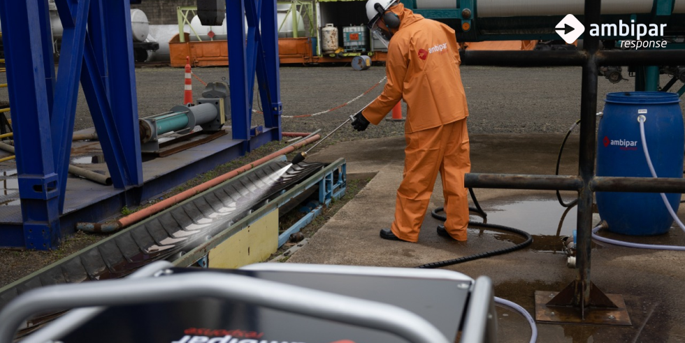 Desafios e Soluções na Limpeza de Tanques e Silos de Materiais a Granel